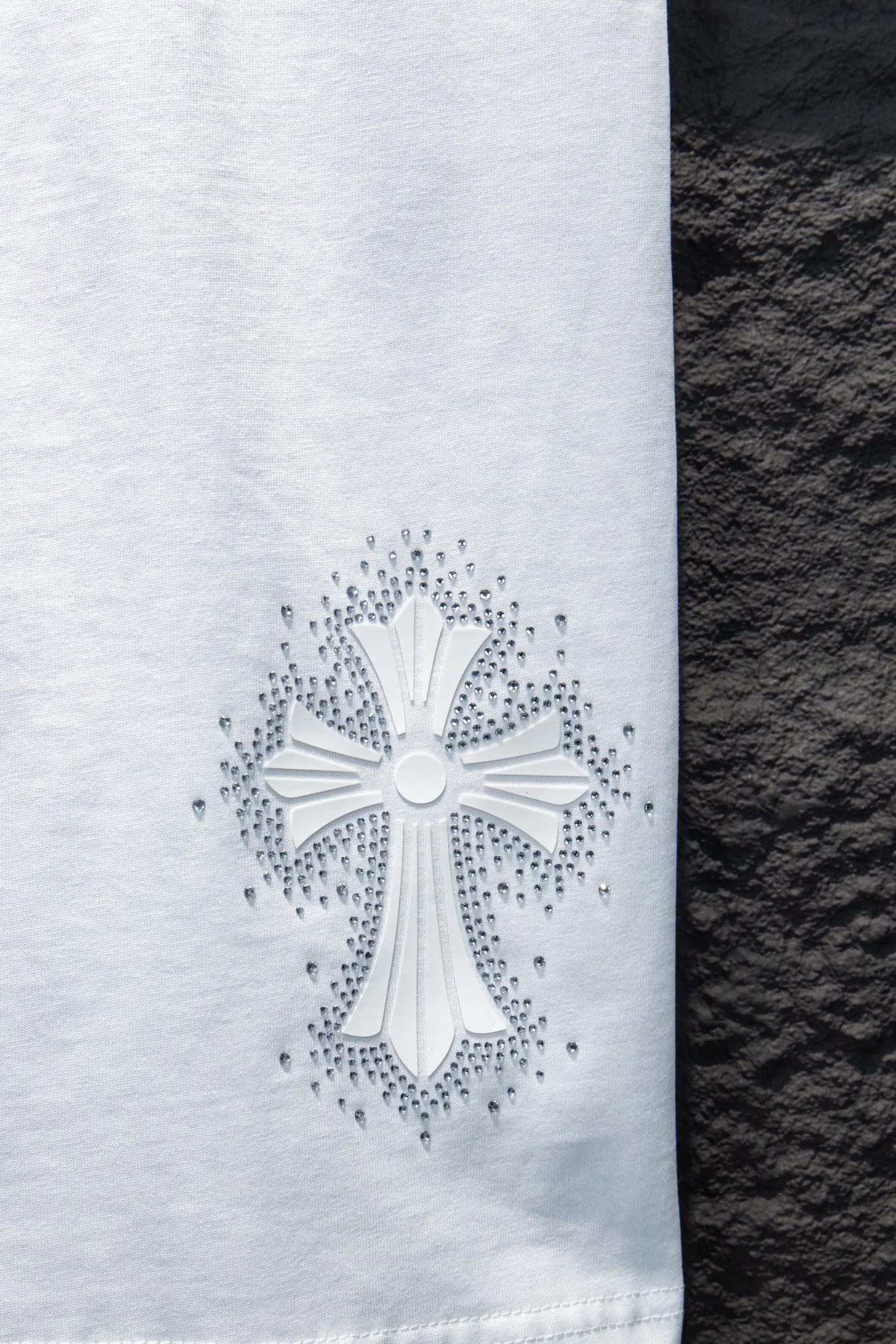 P190 🆕Chrome hearts 25ss os version is really charming and Chrome Hearts is really a must-have. Each season's new version is made to the extreme. It is very practical and can be worn casually. Nice✔️ - ⚠️100% cotton. It is made of 32-count double yarn, 260-gram weight fabric and imported knitted needle carded cotton. It has moderate thickness, drape and contour, and the upper body is comfortable! ! It is very tolerant to fat body types and can instantly lose five pounds after wearing it!  Specially ordered many Austrian hot diamonds, which have the bling bling effect of natural crystals under the light, with multi-faceted reflective points, and the production cost is extremely high. The laser molding includes a computer engraving machine and a laser machine, which are accurate in units of particles. Finally, it is hot and set at high temperature. After the hot ironing, the firmness needs to be tested repeatedly on the hot stamping. It can show colorful reflections under the light. The collar webbing extends to the shoulders for reinforcement, and the stitching at the joints. The hem and cuffs are all made with 0.2mm stitch double-thread stitching. They are carefully produced at a high cost. The attitude of making goods with a magnifying glass restores the quality and effect of the product. The full set of customized accessories only presents every detail to the customer. Printing is done using film printing. 50,000 positioning is very time-consuming. The body is treated with silicone elements, which greatly increases the interest of the clothing; unique visual effects. After special treatment, a unique effect is formed. An irregular hem is added to the version. This year's Kroxin is the main version. In the past two years, the oversize version has become the focus of the trend and has been a popular staple in the past two years. The change of designers has made this brand an instant hit. The progressive fashion of the times also needs the blood impact of fresh elements and trendy designs in order to continue its glory! It’s stylish both inside and outside, a must-have for high street travel! An absolute "eye-catching style" that can match couples 💏 Color: Black White Size: S M L XL